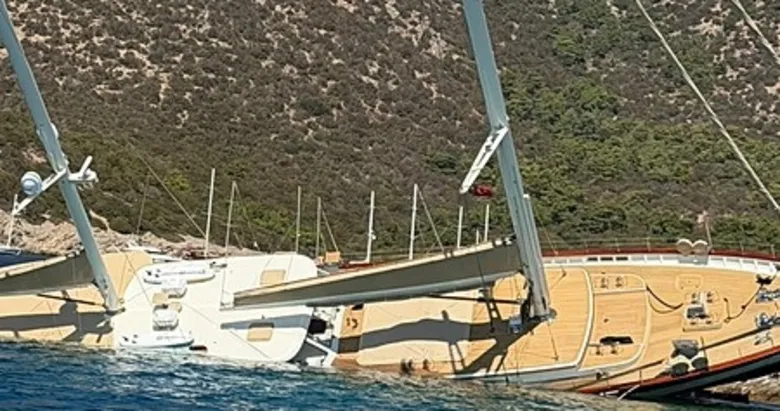 Muğla’da panik anlar! Kayalıklara vurup yan yatan teknedeki 11 kişi kurtarıldı