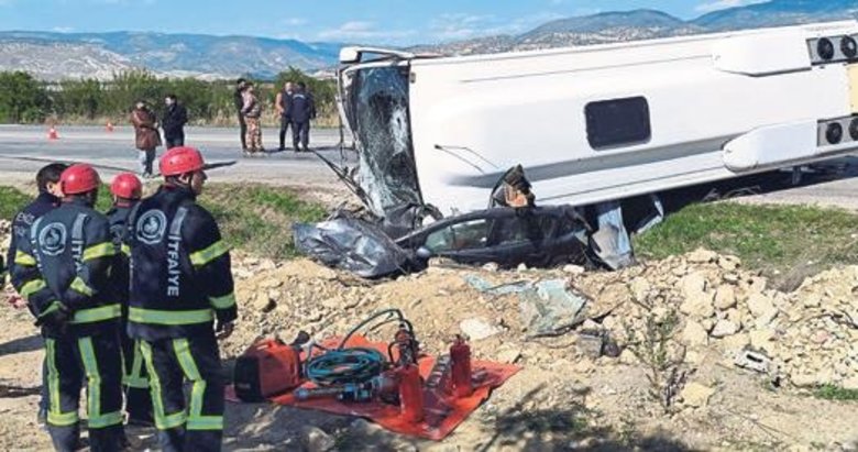 Tur midibüsü otomobili ezdi: 1 ölü, 24 yaralı