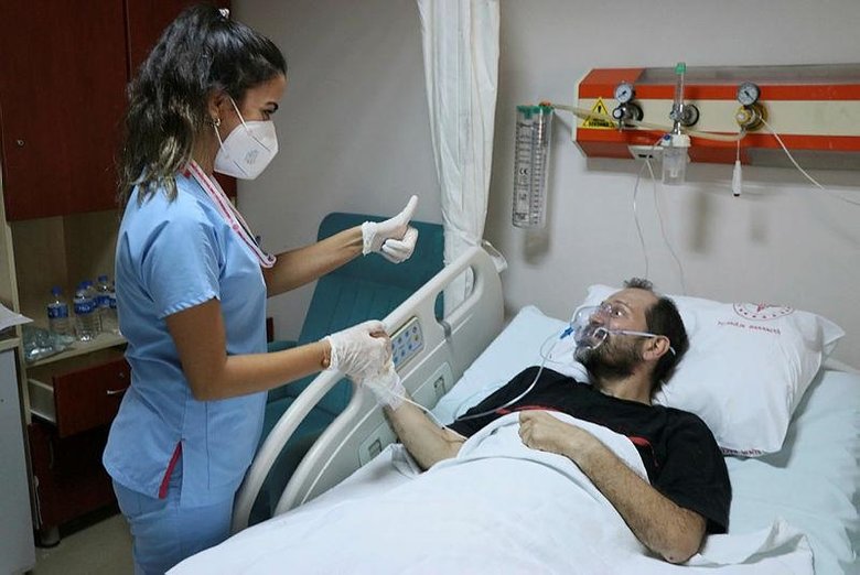 İzmir’de 15 gün entübe edilen ABD’li Kovid-19 hastası aşı yaptırmadığına pişman