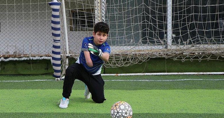 Engeline aldırmadan kaleciliği seçti! Muslera hayranı minik kaleci