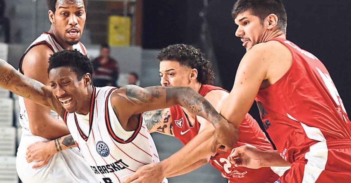 Manisa Basket zirveden indi