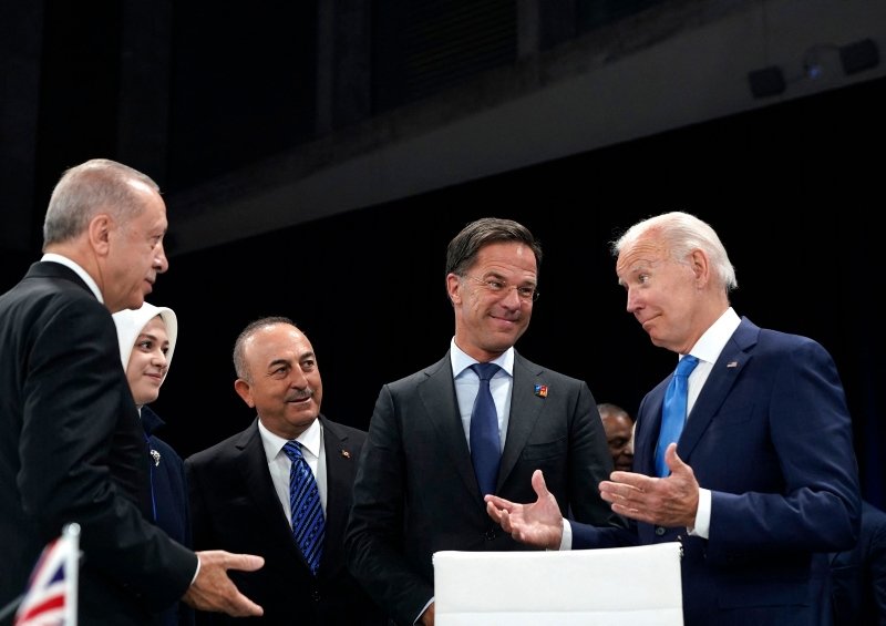 Başkan Erdoğan NATO Zirvesi’nde! Dikkat çeken kareler