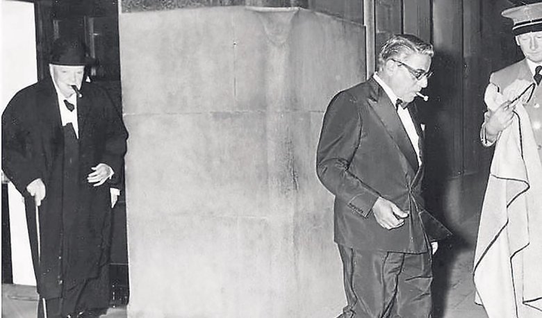 Yunan bayrağına geçit vermedi