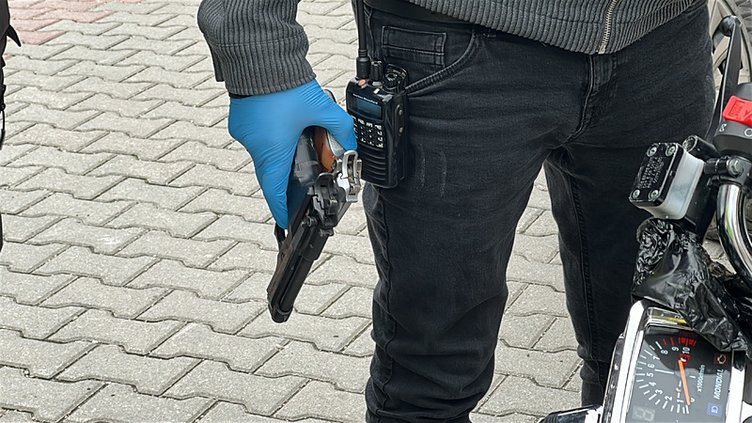 Polisin ’dur’ ihtarına uymadı! Kütahya’da tabancı sürücüler hayatının cezasını yedi