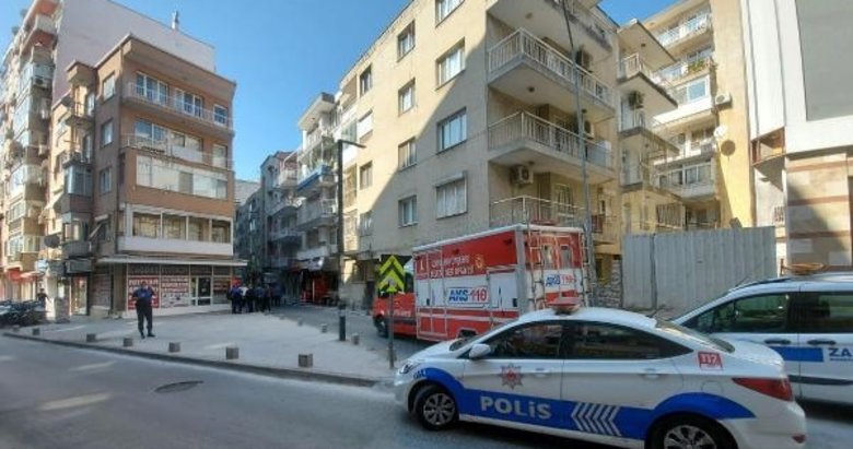 İzmir’de çatlaklar nedeniyle tahliye edilen binanın sokağı kapatıldı