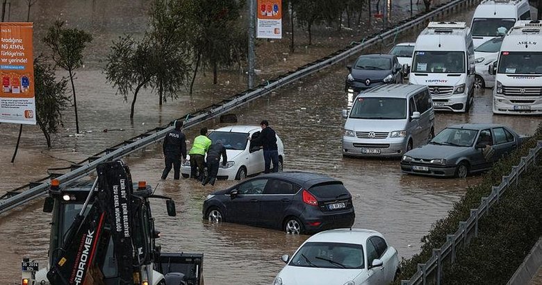 Dikkat! İzmir’de bu yollar kapalı... Sel ve su baskınları sürücüleri zorluyor