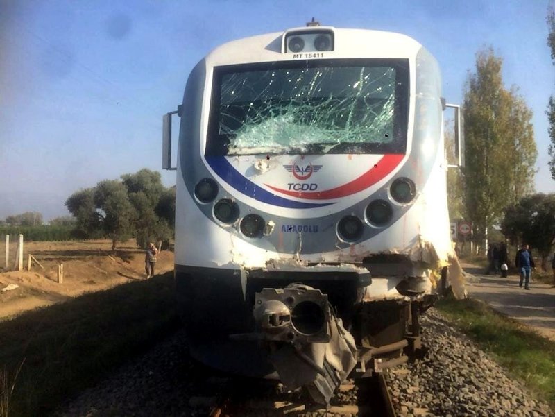 Yolcu treninin çarptığı kamyonun şoförü yaralandı