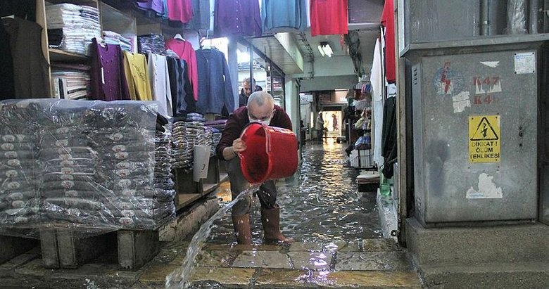 İzmir’de klasikleşen manzara! Kemeraltı’nda esnaf kovalarla dükkanlardan su boşalttı