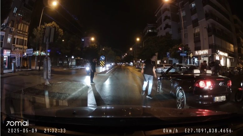 İzmir’de trafikte döner bıçaklı kavga! Dehşet anları kamerada