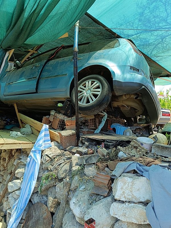 Otomobil meyve tezgahına çarptı, 1 kişi öldü