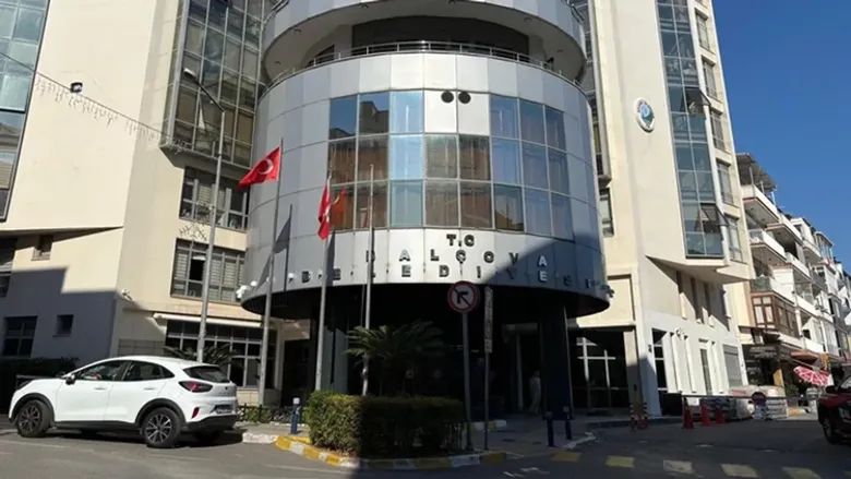 balcova-belediyesinde-7-aylik-kriz-eyleme-donustu-memurlar-is-birakarak-ses-yukseltti-1793102162939.png