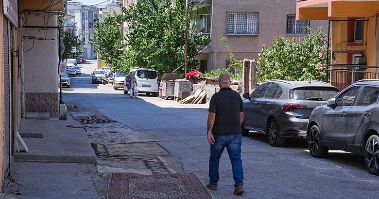 İzmir’de muhatap bulamayan vatandaşlardan son çözüm: Yola halı serdiler