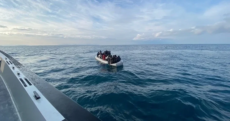 İzmir açıklarında 32 düzensiz göçmen yakalandı