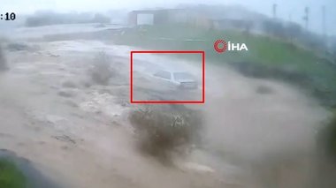 İşte İzmir’de yaşlı adamın sele kapıldığı anlar!