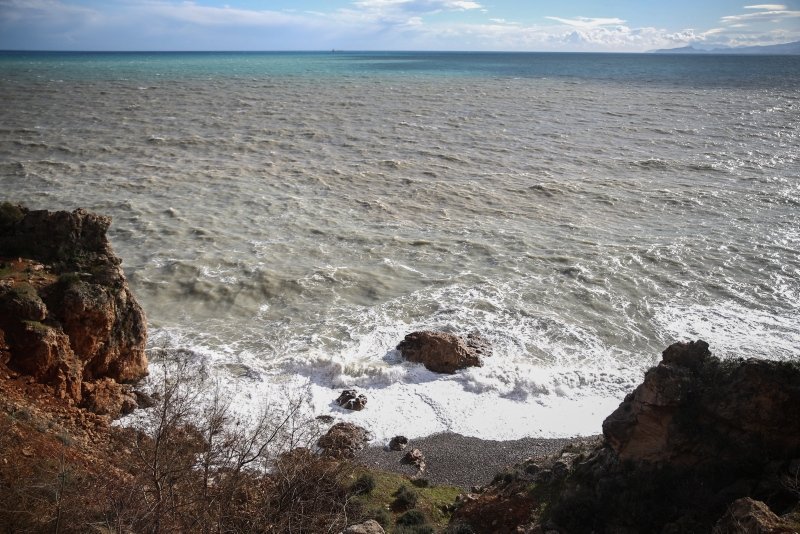 Antalya’da sağanak sonrası oluşan çamurlu su denizin rengi değiştirdi