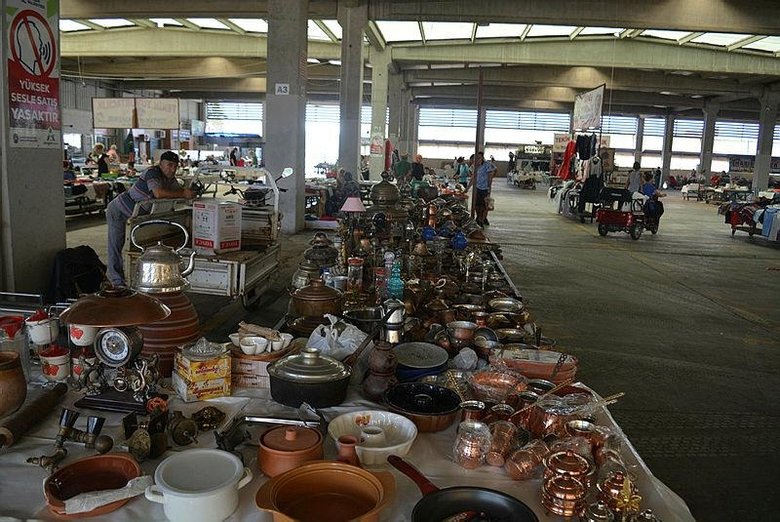 Aliağa’daki antika pazarı ziyaretçileri zaman yolculuğuna çıkarıyor