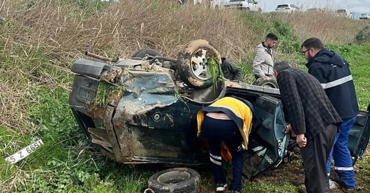 Manisa’da otomobil tarlaya uçtu: 2 yaralı!