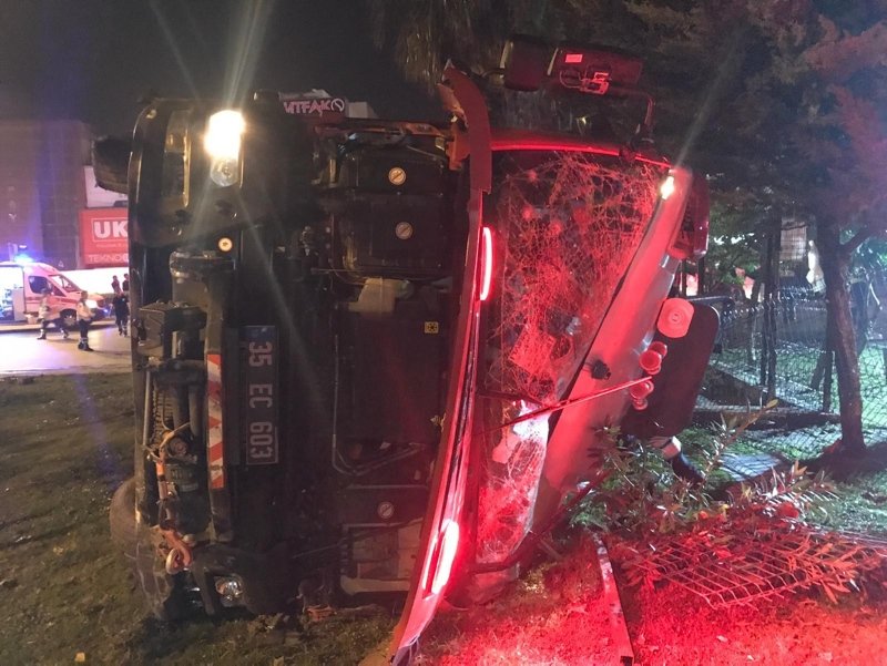 İtfaiye aracı ile hafif ticari araç çarpıÅtı: 9 yaralı