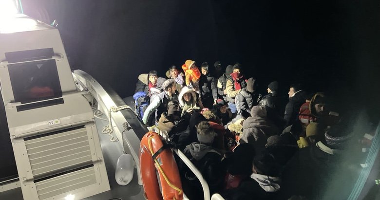 İzmir açıklarında can pazarı! Yunanistan'ın ölüme terk ettiği 33 düzensiz göçmen kurtarıldı