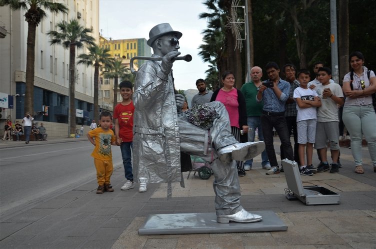 Denizli’de tek ayağının üstünde oturan heykel adam görenleri şaşırttı