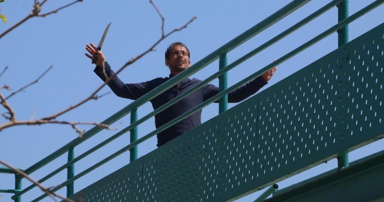 Manisa’da korku dolu anlar! Elinde bıçakla çıktığı üst geçitte...