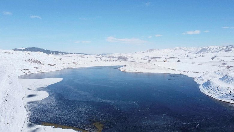 Maden sahasındaki gölet buz tuttu