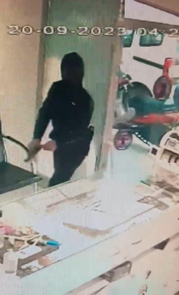 İzmir’de soygun dehşeti! Yarım kilo altını çalıp kuyumcuyu vurdu