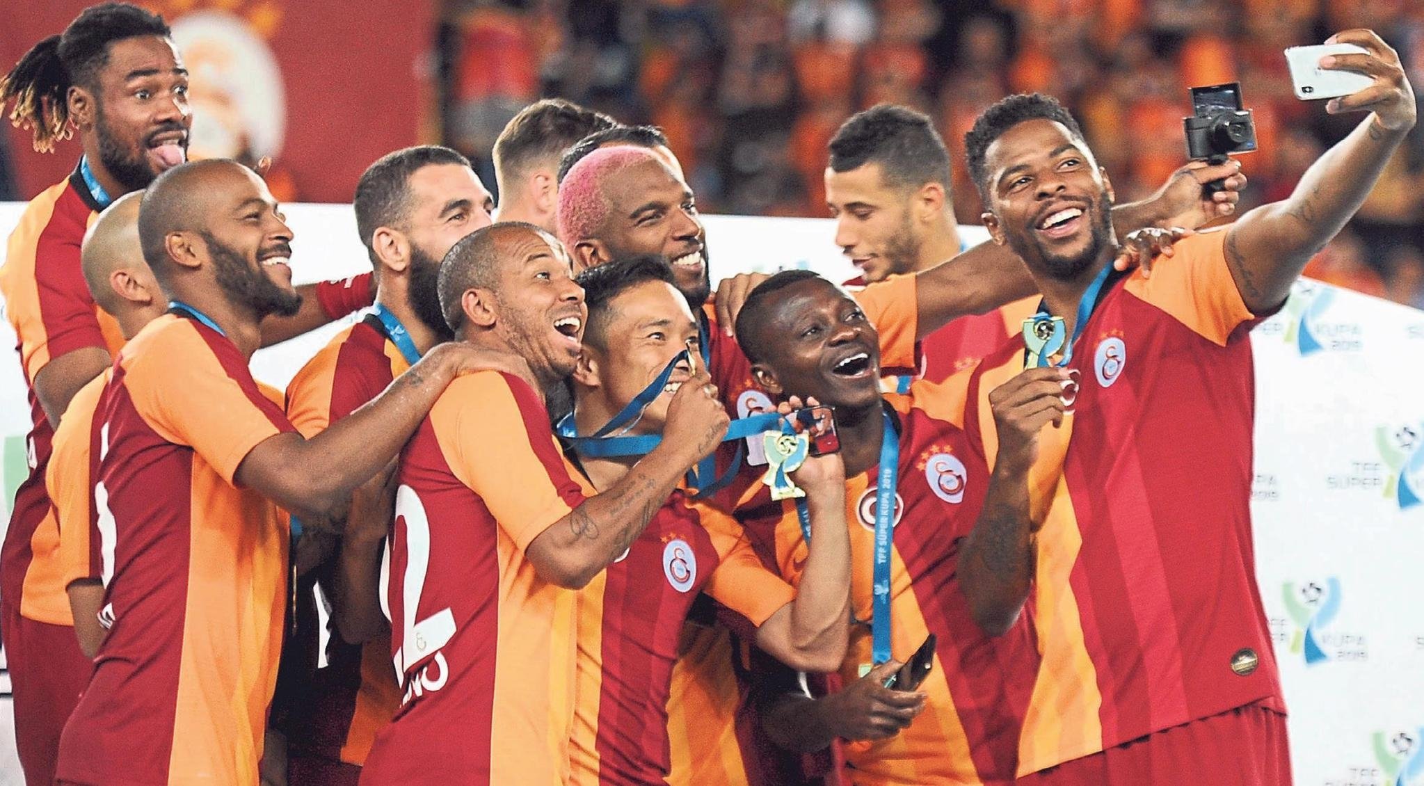 Galatasaray Asla Pes Etmez Galatasaray Fatihterim Anlayana Duvar Kagitlari Hayatin Anlami Aslanlar