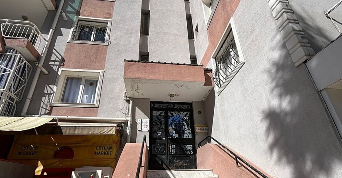 İzmir'de komşu terörü! "Raporum var" diyerek kapılara dışkı döküyor