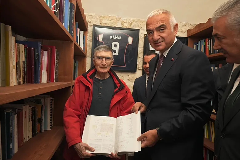 bakan-ersoydan-aziz-sancara-buyuk-vefa-baba-ocagi-bilimin-yuvasi-oldu-1792590056117.png