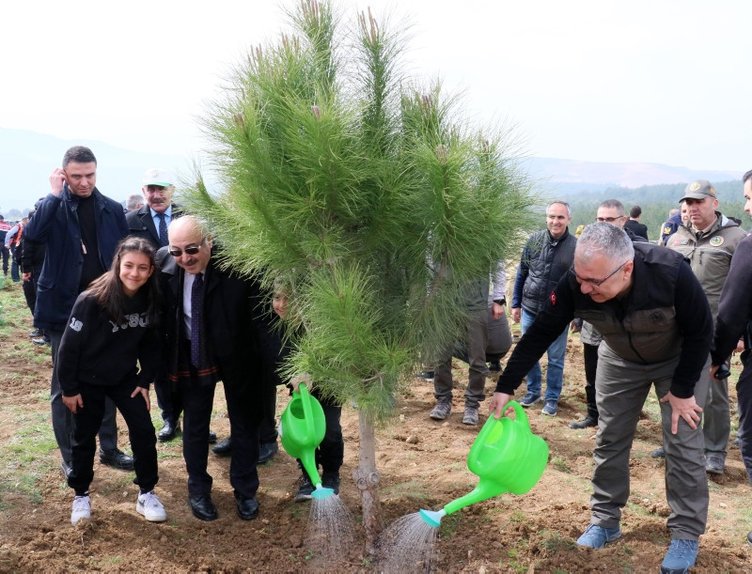 Dünya Ormancılık Günü’nde anlamlı etkinlik! Deprem şehitleri anısına 4 bin fidan toprakla buluşturuldu!