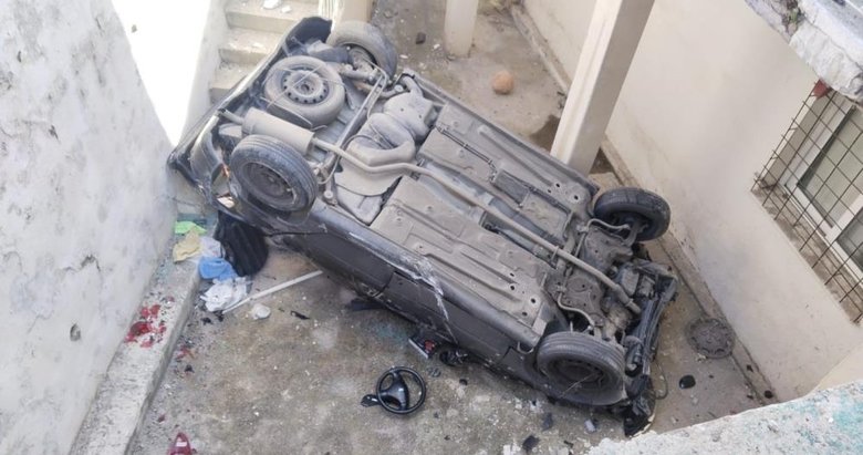 İzmir’de kaza: Direksiyon hakimiyetini kaybetti apartman boşluğuna uçtu