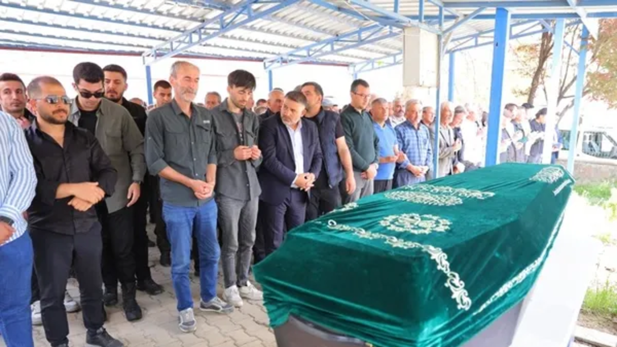 Kübra Yapıcı vahşice öldürülmüştü! Memleketinde son yolculuğuna uğurlandı