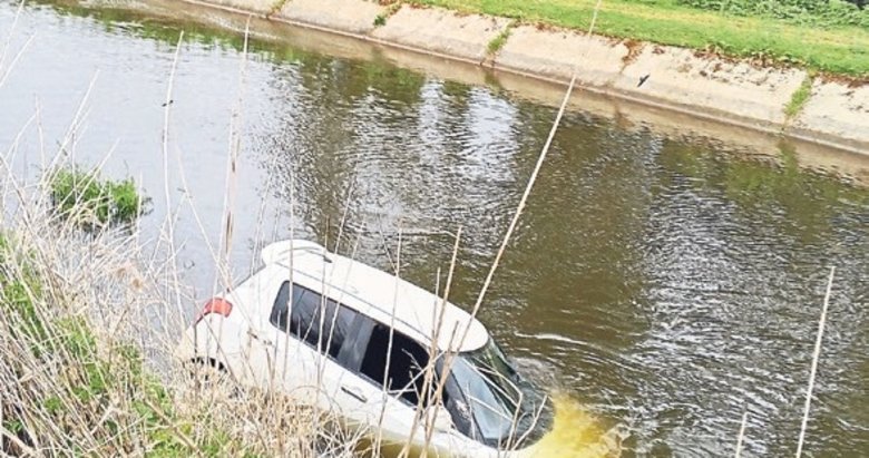 Aydın’da kanala uçan otomobilden şans eseri kurtuldu