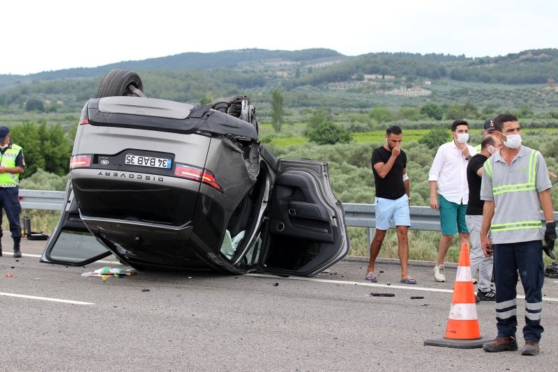 Şarkıcı Alişan Manisa’da kaza yaptı! Eşi ve oğlunun da içinde bulunduğu araç takla attı