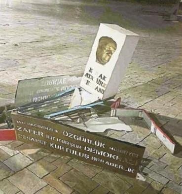 Belediye aracı Atatürk büstüne çarpıp bıraktı