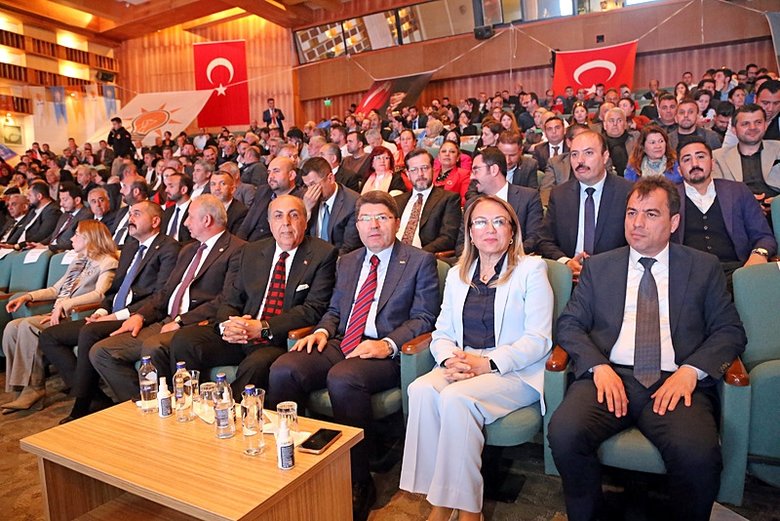 ‘Tek çivi çakmayanlar şimdilerde oy dileniyor’