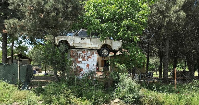 Satmaya kıyamadığı ilk arabasını 30 yıldır bahçede sergiliyor
