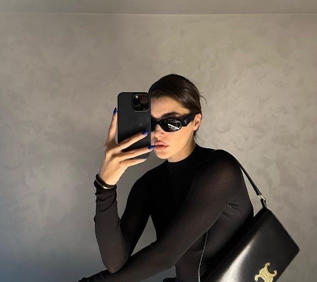 Hande Erçel yeni tarzıyla dikkat çekti