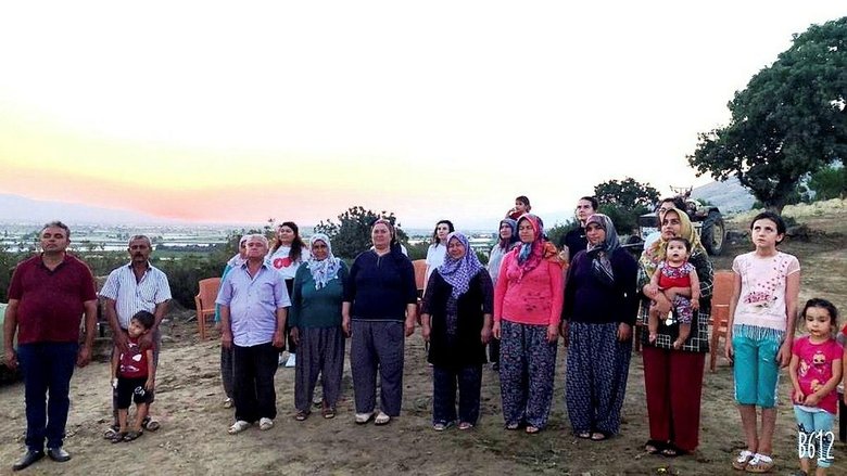Manisa’da alkışlık hareket! İmece usulü ile mahalleye dev Türk bayrağı diktiler