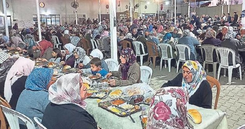Mahalle sakinleri her akşam aynı sofrada buluşuyor