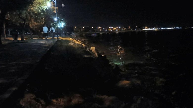 Herkes keyif için sahilde gezerken, o bir elinde kova bir elinde fener suyun içindeydi