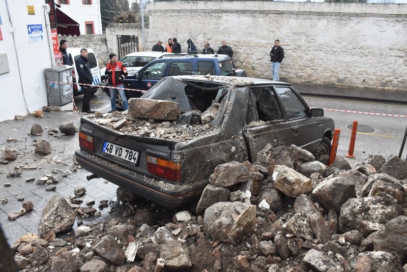 Bodrum’da iki yerde duvar çöktü, 4 otomobil hasar gördü