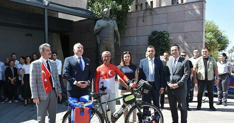 İzmir’den teslim aldığı bayrağı Şehit Polis Fethi Sekin’in kabrine kadar bisikletle götürecek