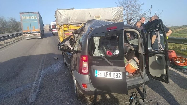 Manisa’da kamyonet TIR’a çarptı: 3 ölü, 1 ağır yaralı