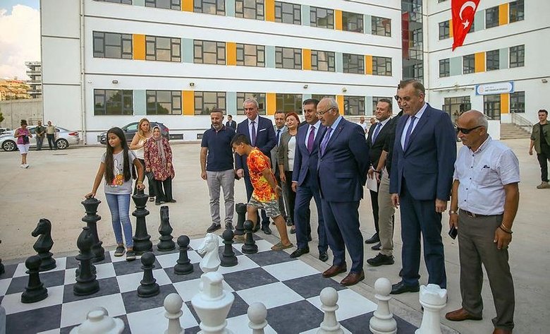 İzmir’de okul binaları deprem güvenliği için yeniden yapılıyor! Vali Köşger’den inceleme