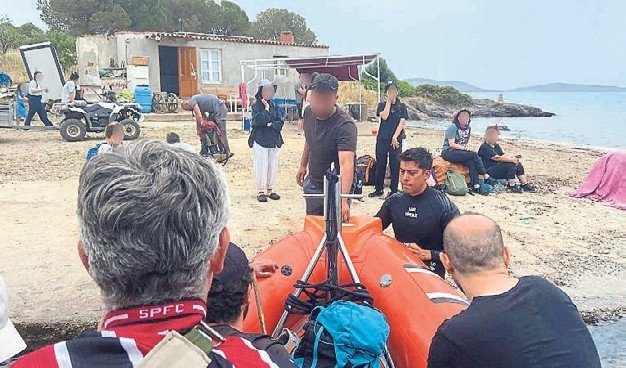 Yürüyerek gittikleri adada mahsur kaldılar