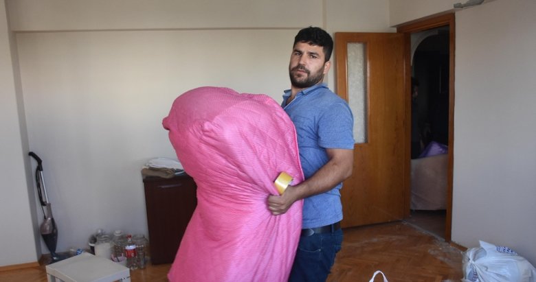 İzmir’deki deprem bölgesindeki vatandaşlar hasarlı binalardan taşınıyor