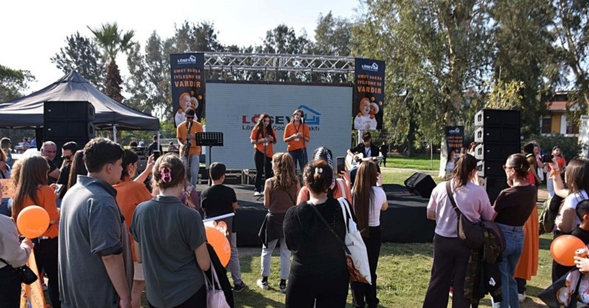 LÖSEV'den İzmir'de farkındalık korteji