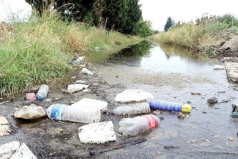 İki ilçedeki su kanallarında kirlilik tam gaz, çiftçi yağmuru bekliyor!